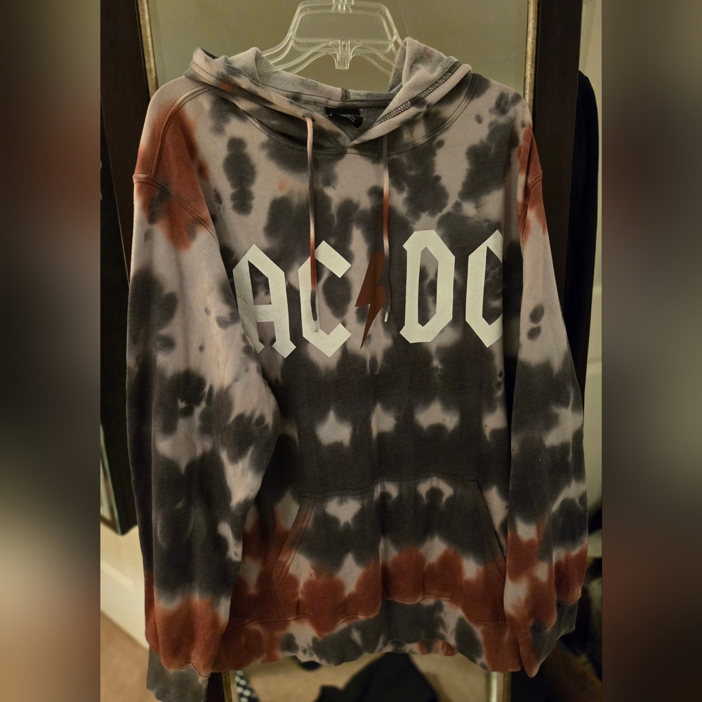 Unisex   AC/DC Black and White Graphic Label. NWOT.  2XL